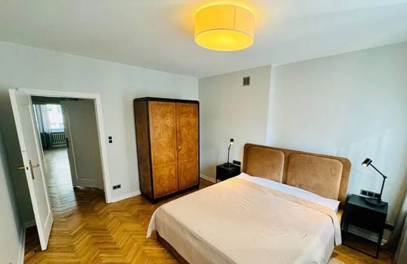 Alquiler de un elegante apartamento amueblado de 3 habitaciones, 74 m², Śródmieście, Varsovia, Polonia